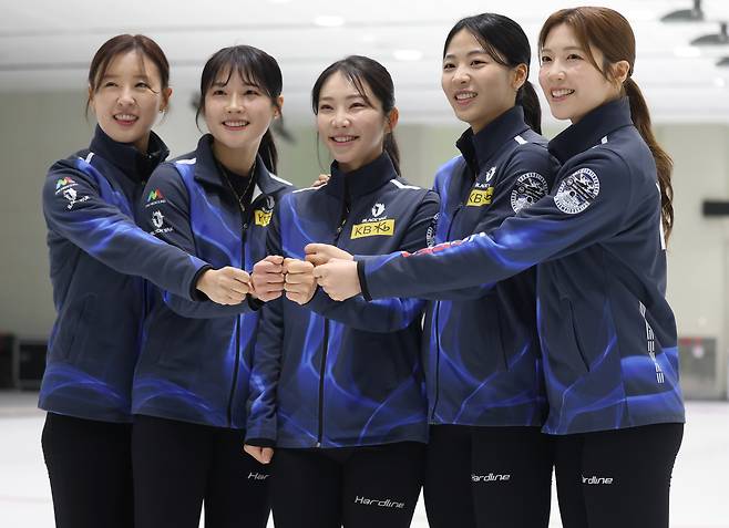 2026 밀라노·코르티나담페초 동계올림픽 컬링 여자 종목에 출전하는 김은지, 설예은, 김수지, 김민지, 설예지(이상 왼쪽부터) [연합]