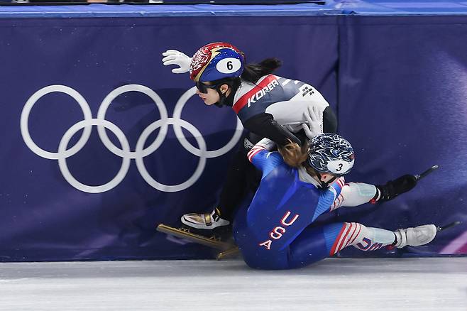 10일(현지시간) 이탈리아 밀라노 아이스스케이팅 아레나에서 열린 2026 밀라노ㆍ코르티나담페초 동계올림픽 쇼트트랙 혼성계주 준결승에서 김길리가 넘어진 커린 스토더드와 충돌하고 있다. [연합]