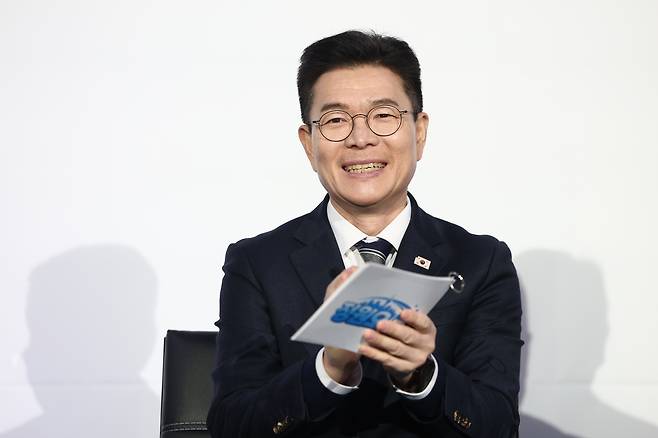 정원오 성동구청장이 8일 서울 올댓마인드 문래에서 열린 북콘서트에서 손뼉 치고 있다. [연합]