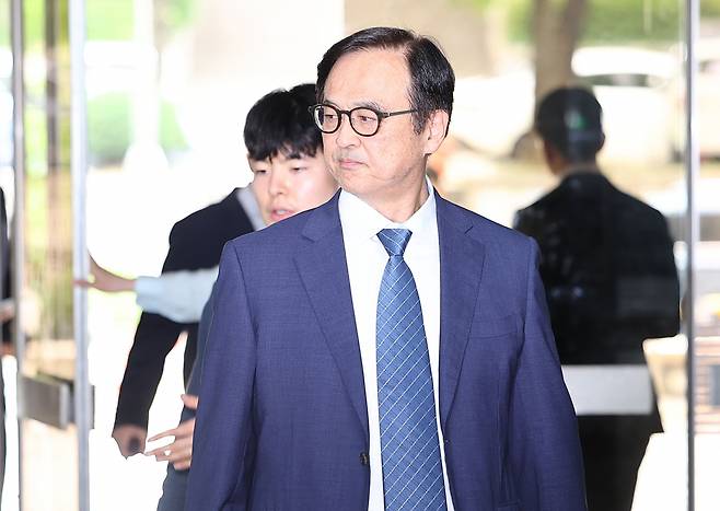 삼성전자 내부 직원과 공모해 중요 기밀자료를 빼돌린 혐의를 받는 안승호 전 삼성전자 부사장(IP센터장). 사진은 안 전 부사장이 지난 2024년 11월 서울 서초구 서울중앙지방법원에서 열린 영장심사에 출석하는 모습. [연합]