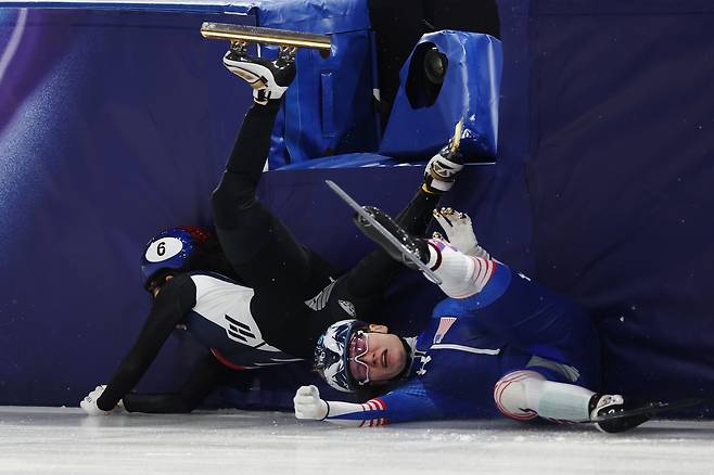 10일(현지 시각) 2026 밀라노·코르티나담페초 동계 올림픽 쇼트트랙 혼성 계주 경기에서 미국의 커린 스토더드와 한국의 김길리가 충돌해 넘어진 모습. [게티이미지]