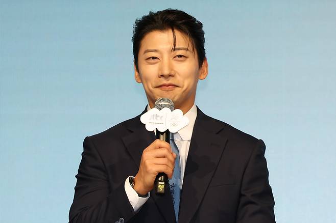 곽윤기 해설위원이 2026 밀라노 코르티나 동계 올림픽 JTBC 단독중계 관련 기자간담회에서 인사말을 하고 있다. [연합]