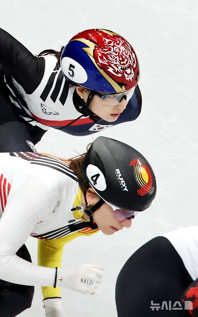 [밀라노=뉴시스] 박주성 기자 = 쇼트트랙 최민정이 10일(현지 시간) 이탈리아 밀라노 아이스스케이팅 아레나에서 열린 2026 밀라노·코르티나 담페초 동계올림픽 쇼트트랙 혼성계주 준결승에서 역주하고 있다. 2026.02.10. park7691@newsis.com
