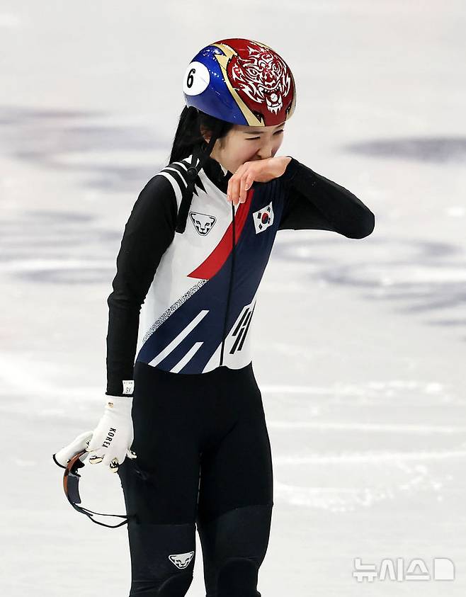 [밀라노=뉴시스] 박주성 기자 = 10일(현지 시간) 이탈리아 밀라노 아이스 스케이팅 아레나 경기장에서 열린 2026 밀라노·코르티나담페초 동계올림픽 쇼트트랙 혼성계주 준결승에서 김길리가 미국 선수와 충돌해 넘어지고 있다. 2026.02.10. park7691@newsis.com