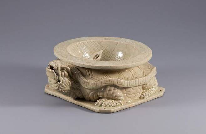 백자구형해시계 白磁龜形日晷, 高 10.8 徑 22.5cm. 추정가 5000만~1억원. *재판매 및 DB 금지