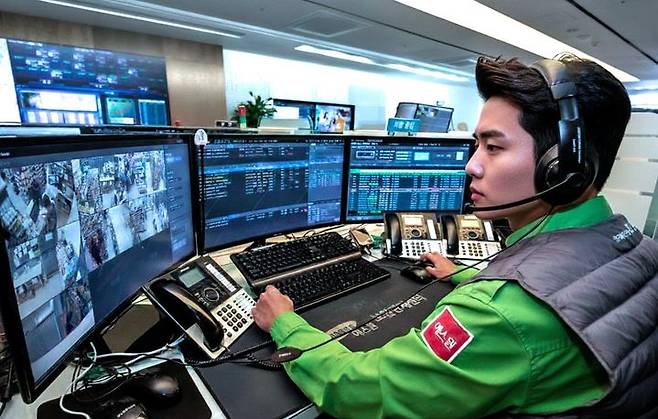 [수원=뉴시스]에스원 보안관제센터에서 관제사가 고객처에 이상 상황이 있는지 확인하고 있다. (사진=에스원 제공) 2026.02.11. photo@newsis.com *재판매 및 DB 금지