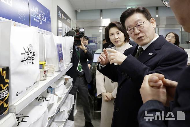 [충주=뉴시스] 최동준 기자 = 이재명 대통령과 김혜경 여사가 11일 충북 충주시 충주시건강복지타운 내 그냥드림 코너를 방문해 운영 현황을 점검하고 있다.'그냥드림'은 정부가 생계에 어려움을 겪는 국민을 위해 기본 먹거리·생필품을 지원하는 사업이다. 2026.02.11. photocdj@newsis.com