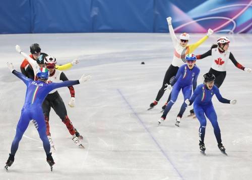 이탈리아 밀라노 아이스스케이팅 아레나에서 열린 2026 밀라노ㆍ코르티나담페초 동계올림픽 쇼트트랙 혼성계주에서 이탈리아 대표팀이 금메달을 확정하고 기뻐하고 있는 모습. [밀라노=연합뉴스]
