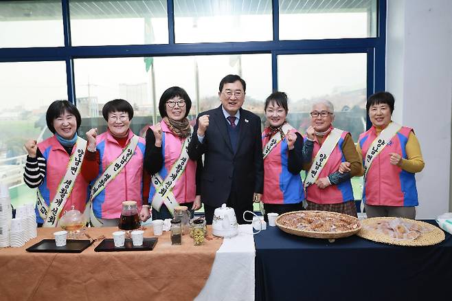 주낙영 경주시장이 주민들과 기념촬영을 하고 있다. 경주시 제공
