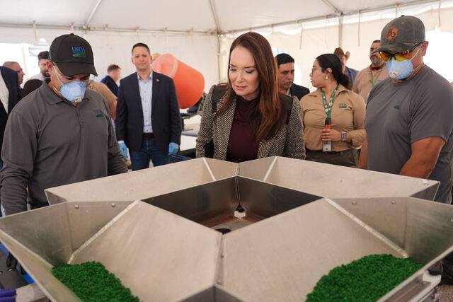 9일(현지시각) 브룩 롤린스 미국 농무부 장관이 미국 텍사스주 에딘버그에 있는 불임 신세계 나사벌레 생산 시설을 둘러보고 있다. AP연합뉴스