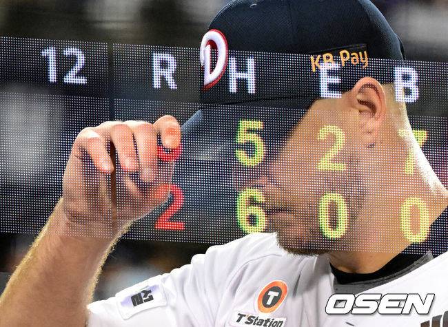 [OSEN=잠실, 지형준 기자] 12일 서울 잠실구장에서 ‘2025 신한 SOL Bank KBO리그’ 두산 베어스와 NC 다이노스의 경기가 열렸다.두산은 콜어빈, NC는 김녹원이 선발로 나섰다.5회초 1사 2루에서 두산 콜어빈이 교체되고 있다. 2025.08.12 / jpnews@osen.co.kr