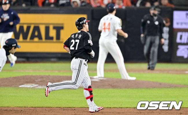 [OSEN=대전, 박준형 기자] 30일 대전 한화생명볼파크에서 2025 신한 SOL Bank KBO리그 포스트시즌 한국시리즈 4차전 한화 이글스와 LG 트윈스의 경기가 열렸다.이날 경기에 한화는 와이스를, LG는 치리노스를 선발투수로 내세웠다. 9회초 무사 1루 LG 박동원이 2점 홈런을 날리고 베이스를 돌고 있다. 2025.10.30 / soul1014@osen.co.kr