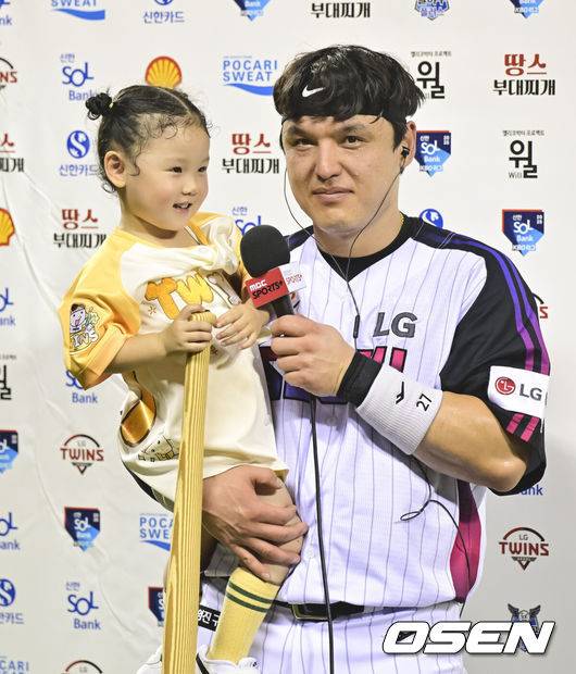 [OSEN=잠실, 박준형 기자]프로야구 LG 트윈스는 27일 서울 잠실구장에서 열린 2025 KBO리그 KIA 타이거즈와 시즌 6차전 맞대결에서 4-3 역전승을 거뒀다. 박동원이 역전 스리런 홈런을 터뜨렸고, 8회 문성주가 결승타를 때렸다.&nbsp;LG는 이날 SSG 랜더스에 패한 한화 이글스와 공동 1위가 됐다.&nbsp;경기종료 후 LG 박동원이 딸과 함께 수훈 선수 인터뷰를 하고 있다.  2025.06.27 /soul1014@osen.co.kr