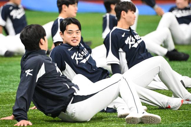 [OSEN=고척, 조은정 기자]류지현 감독이 이끄는 야구 대표팀이 5일 고척스카이돔에서 훈련을 진행했다.대표팀은 오는&nbsp;8일과 9일&nbsp;고척스카이돔에서 열리는 2025 K-베이스볼 시리즈 체코 대표팀과의 2경기를 시작으로&nbsp;15일과 16일 양일에 걸쳐 도쿄돔에서 일본 대표팀과 2경기를 치른다.&nbsp;야구대표팀 문동주가 몸을 풀고 있다. 2025.11.05 /cej@osen.co.kr