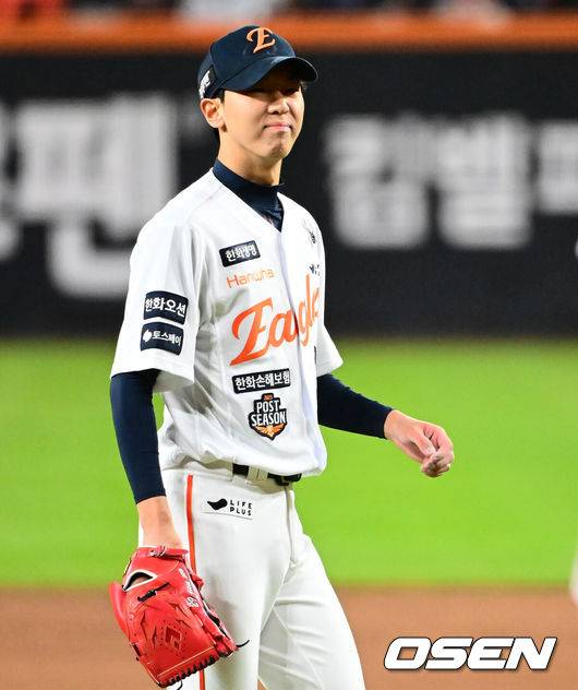 [OSEN=대전, 지형준 기자] 31일 대전 한화생명볼파크에서 2025 신한 SOL Bank KBO리그 포스트시즌 한국시리즈 5차전 한화 이글스와 LG 트윈스의 경기가 열렸다.이날 경기에 한화는 문동주를, LG는 톨허스트를 선발투수로 내세웠다. 4회초 2사 1,2루에서 한화 황준서가 LG 김현수를 삼진 처리하며 더그아웃으로 향하고 있다. 2025.10.31 /jpnews@osen.co.kr