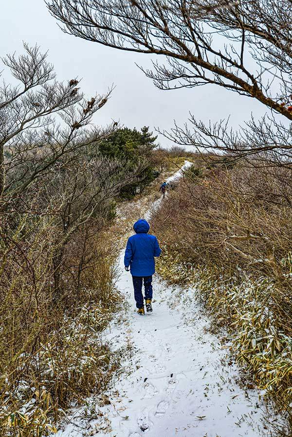 굼부리 서쪽 능선길.