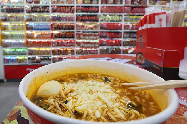 서울 마포구 CU 홍대상상점에서 외국인 관광객이 끓인 라면. 뉴시스