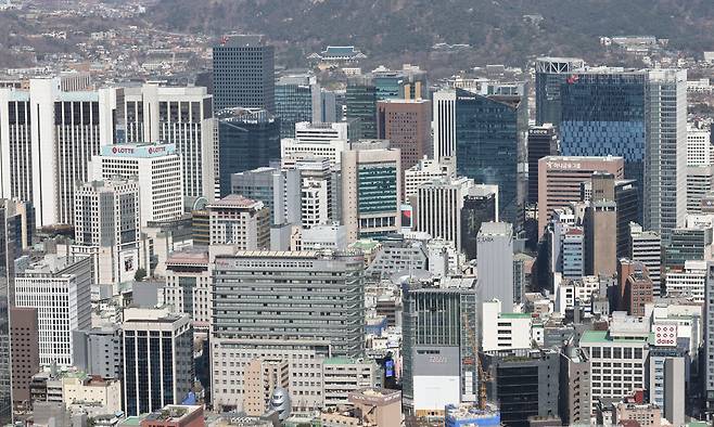 서울 남산에서 바라본 도심에 주요 기업체 건물들이 보이고 있다. 연합뉴스