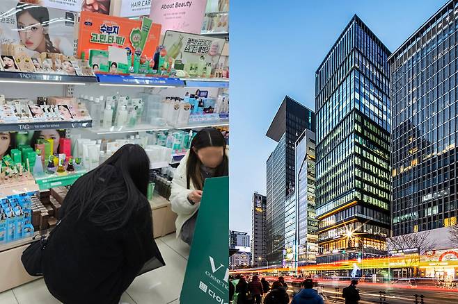 서울의 한 다이소 매장에서 뷰티 제품을 살펴보고 있는 외국인 관광객들. 오른쪽은 다이소가 매입한 서울 강남구 케이스퀘어강남2 전경. 김수연 기자·코람코자산신탁 제공