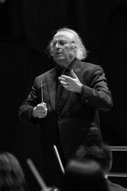 세계적 클래식 거장들이 잇따라 한국 무대에 오른다. 이스라엘 출신 지휘자 엘리아후 인발(사진·ⓒRikimaru-Hotta)은 KBS교향악단과 함께 러시아 음악의 진수를 들려준다. KBS교향악단 제공