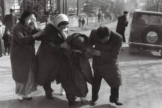 1960년 4·19의 도화선이 됐던 3·15부정선거의 주범이었던 최인규 전 내무부 장관에 대한 교수형이 집행된 다음 날인 1961년 12월 22일 유족들이 서울형무소 담장 밖에서 통곡하며 시신을 인수하고 있다. 서울신문 DB