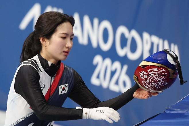 한국 쇼트트랙 국가대표 김길리가 10일(한국시간) 이탈리아 밀라노 아이스 스케이팅 아레나에서 열린 2026 밀라노·코르티나담페초 동계올림픽 혼성 2000m 계주 준결선에서 탈락한 뒤 아쉬워하고 있다. 밀라노 뉴스1