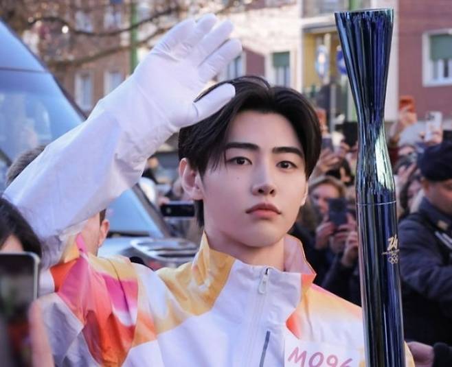 엔하이픈 멤버 성훈이 5일(현지시간) 이탈리아 밀라노에서 열린 2026 밀라노·코르티나 동계올림픽 성화 봉송 행사에 주자로 참여하고 있다. 빌리프랩 제공