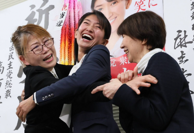 2000년대 그라비아 모델로 활동했던 모리시타 치사토(45)가 지난 8일 치러진 중의원 선거에서 미야기현 4구에 출마해 당선됐다. 당선 확정 후 기뻐하는 모리시타 의원(중앙)