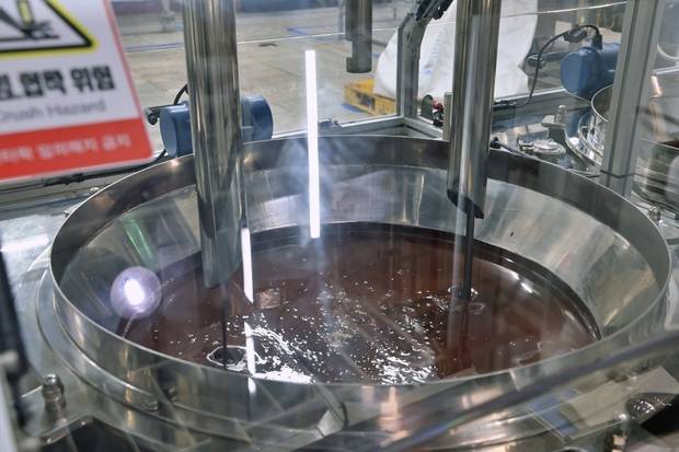 롯데웰푸드 양산공장에서 생산되는 액상 카카오매스. 카카오빈을 갈아 만든 원료 그 자체기 때문에 단 맛은 없고 쓴 맛이 강하다. 사진 제공=롯데웰푸드