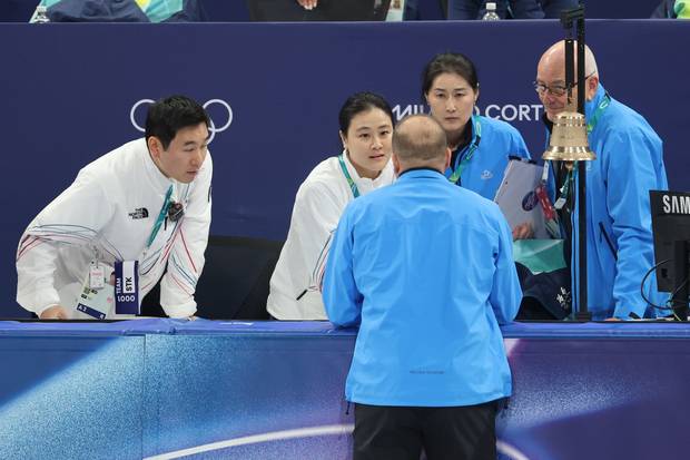 10일(현지시간) 이탈리아 밀라노 아이스스케이팅 아레나에서 열린 2026 밀라노·코르티나담페초 동계올림픽 쇼트트랙 혼성계주 준결승에서 김길리가 미국팀과 충돌해 넘어지자 경기가 끝난 뒤 김민정 코치과 심판진과 대화를 나누고 있다. 연합뉴스