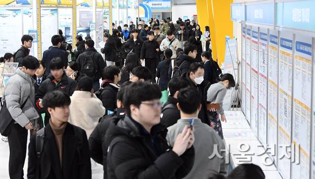 지난달 서울 서초구 양재aT센터에서 열린 2026 공공기관 채용 정보 박람회에서 구직자들이 자신에게 맞는 일자리를 찾고 있다. 오승현 기자