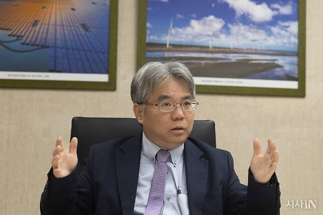 1월16일 타이완 경제부 에너지서에서 만난 천충셴 부서장. 회의실 벽면에 태양광 패널과 육상풍력 발전기 사진이 나란히 걸려 있다. ⓒ시사IN 이명익