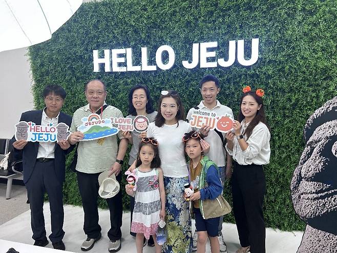 제주를 찾은 외국 관광객들이 제주국제공항 입국실에서 포즈를 취하고 있다. ⓒ제주관광공사 제공