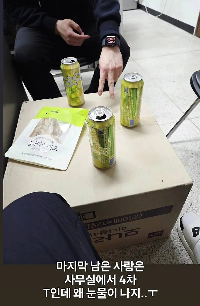 11일 새벽 경남경찰청의 한 기동대 소속 경찰관들이 사무실 내에서 음주하는 장면을 찍은 것으로 추정되는 사진이 SNS상에 게재돼 논란이 일고 있다. ⓒ연합뉴스=독자 제공 