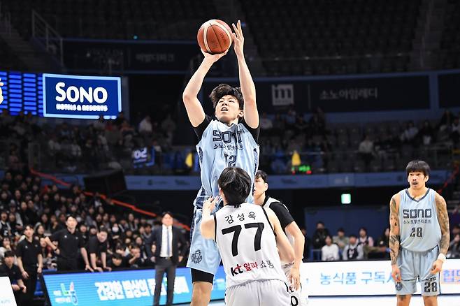 소노 강지훈(위)은 프로 데뷔 3개월 만에 성인 국가대표팀에 뽑혔다. 내외곽 가리지 않고 어떻게든 대표팀에 보탬이 되겠다는 각오다. 사진제공|KBL