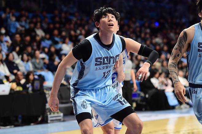 소노 강지훈은 프로 데뷔 3개월 만에 성인 국가대표팀에 뽑혔다. 내외곽 가리지 않고 어떻게든 대표팀에 보탬이 되겠다는 각오다. 사진제공|KBL