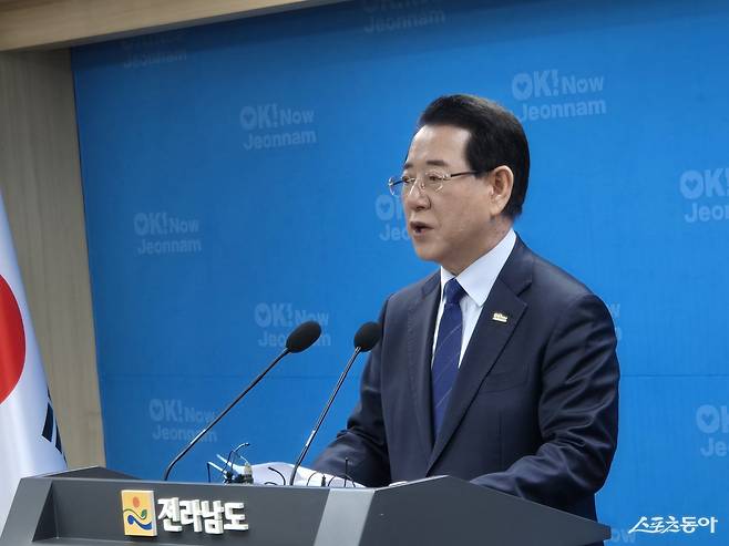 김영록 전남도지사가 11일 오전 브리핑룸에서 G20 정상회의 유치 전략 발표, 전남 통합대학교 국립의대 정원 배정 환영 관련 브리핑을 진행하고 있다. 사진제공=김민영 기자