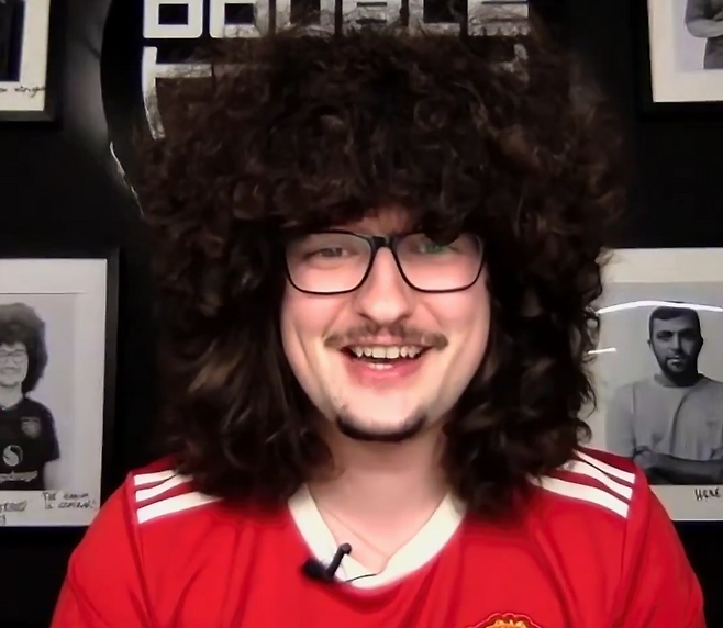 프랭크 일렛이 스카이스포츠와 인터뷰하는 장면. 스카이스포츠