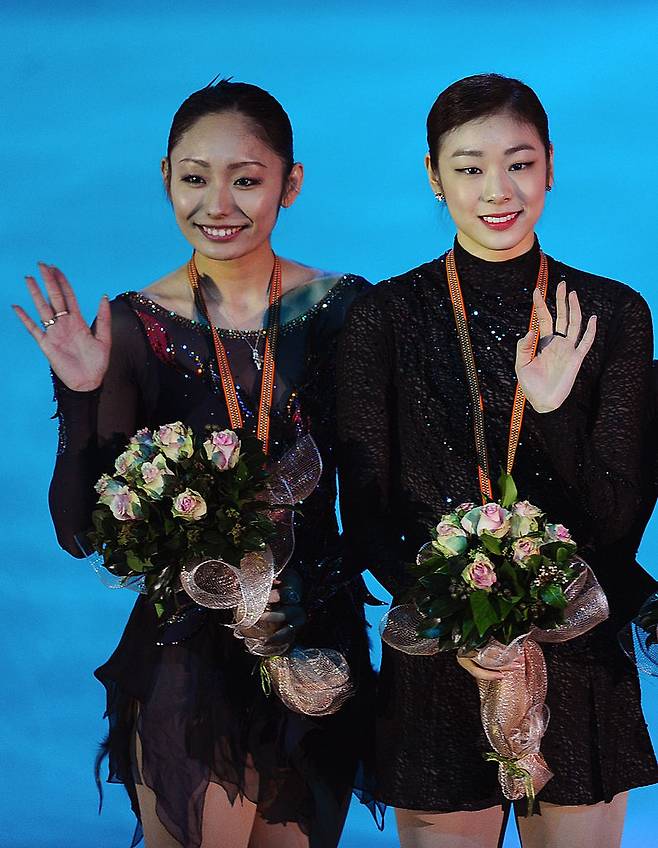 2013 ISU 골든 스핀 오브 자그레브 대회에서 1위를 차지한 김연아와 2위 안도 미키가 포즈를 취하고 있다. Getty Images코리아