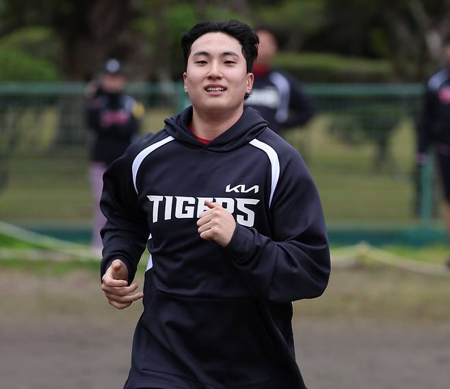 KIA 정해영이 일본 아마미오시마 스프링캠프 훈련장에서 러닝하고있다. KIA 타이거즈 제공