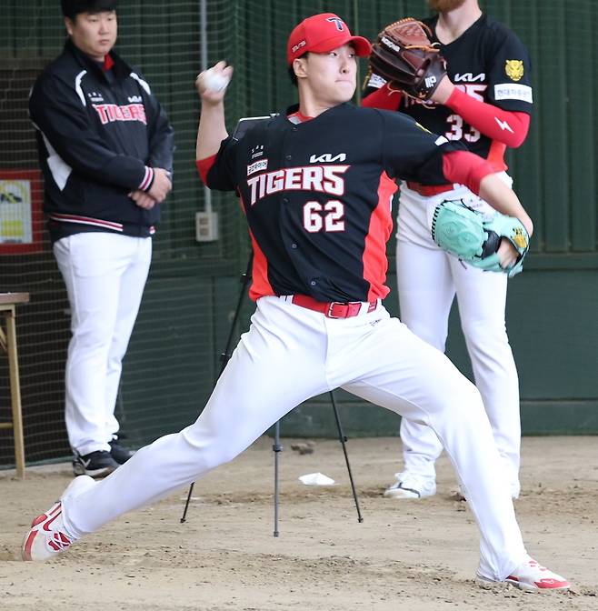 KIA 정해영이 일본 아마미오시마 스프링캠프 훈련장에서 불펜피칭을 하고 있다. KIA 타이거즈 제공
