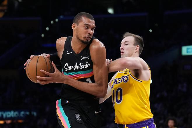 빅터 웸반야마(왼쪽)를 막아서는 루크 케너드.   로스앤젤레스 | AP연합뉴스