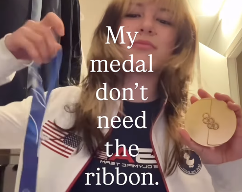 미국 피겨 스케이팅 선수 알리사 리우가 자신의 SNS에 금메달이 리본과 분리된 것을 보여주고 있다. 리우 SNS