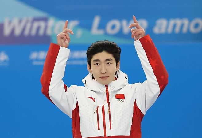 ▲ 린샤오쥔은 대회 직전 중국 관영 방송 CCTV에 출연해 “나를 받아준 중국에 감사하다”는 말로 각오를 밝히며 대표팀 에이스로서 존재감을 드러냈다. 실제 그는 혼성 계주 엔트리에 이름을 올렸고 준준결승에선 팀이 캐나다에 이어 2위로 준결승에 오르는 데 일조했다.