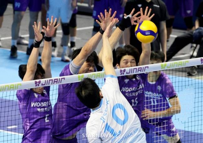 정지석(오른쪽)이 3명의 블로커를 앞에 두고 공격을 시도했으나 막히고 있다. /사진=강영조 선임기자