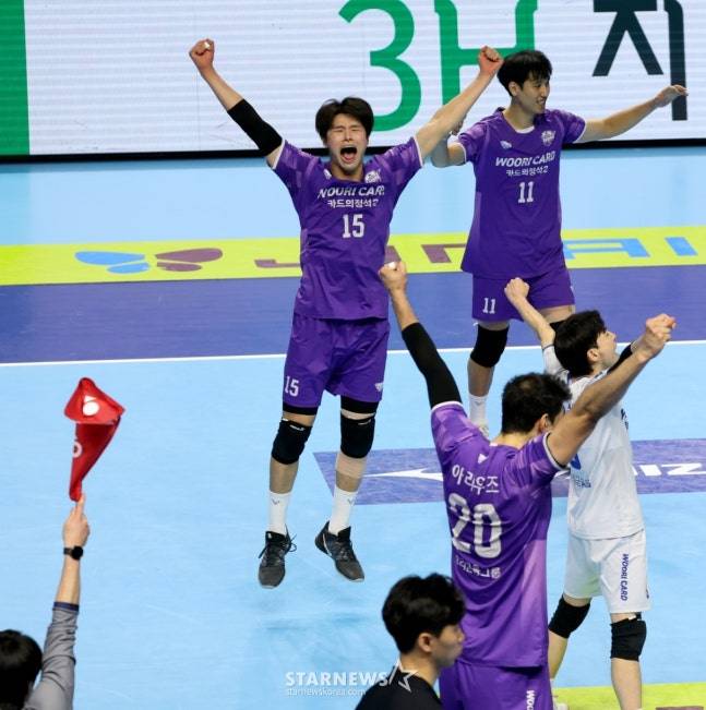 우리카드 선수들이 승리를 확정지은 뒤 포효하고 있다. /사진=강영조 선임기자