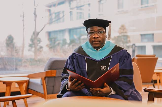 서울대서 석사 학위 받을 때의 봉쿤구 씨 [봉쿤구 제공. 재판매 및 DB 금지]