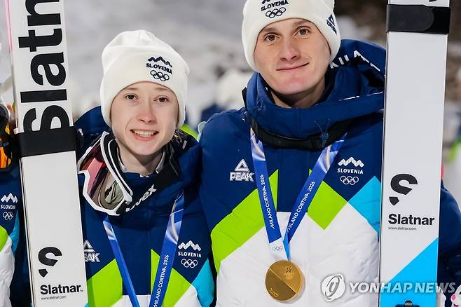 스키점프 금메달 니카 프레브츠(왼쪽)와 도멘 프레브츠 [AP=연합뉴스]