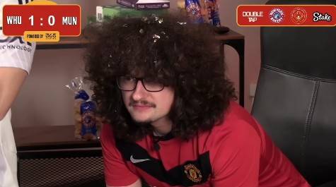 맨유와 웨스트햄의 경기를 시청하는 일렛. [프랭크 일렛 SNS. 재판매 및 DB 금지]