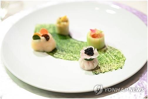 아프리카 정상 환영 만찬 메뉴  (서울=연합뉴스) 홍해인 기자 =대통령실은 3일 한·아프리카 정상회의 공식 환영 만찬을 위해 '한국의 역사와 문화가 아프리카의 미래 역동성을 만나다'라는 주제에 맞춰 리셉션장, 만찬장을 구성하고 공연, 메뉴를 준비했다고 밝혔다. 사진은 환영 만찬 메뉴 중 전채 '네 개의 강(Four Rivers)'. 네 개의 냉채(채소 밀쌈말이, 유자소스 가리비냉채, 아보카도 넣은 오이선, 캐비어 올린 게살무복쌈)와 시금치 바질 페이스트로 한국과 아프리카를 대표하는 네 개의 강과 흐름을 표현했다. 2024.6.3 [대통령실 제공. 재판매 및 DB 금지]
    hihong@yna.co.kr
(끝)